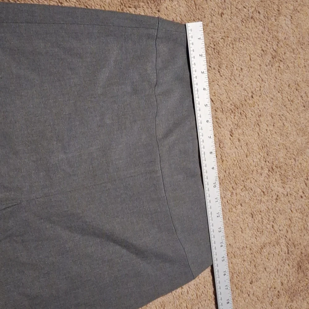 Anne Taylor/ size :4 /.  Gray Midi skirt with pleated slit in front and …